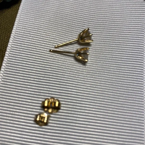 💥Diamond Stud Earrings💥14k YG - .75 pts tw; Make me an offer! Reduced from $950😎